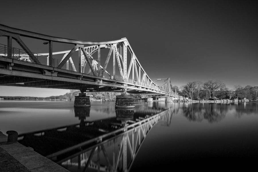 Фреска Старый мост над водной гладью